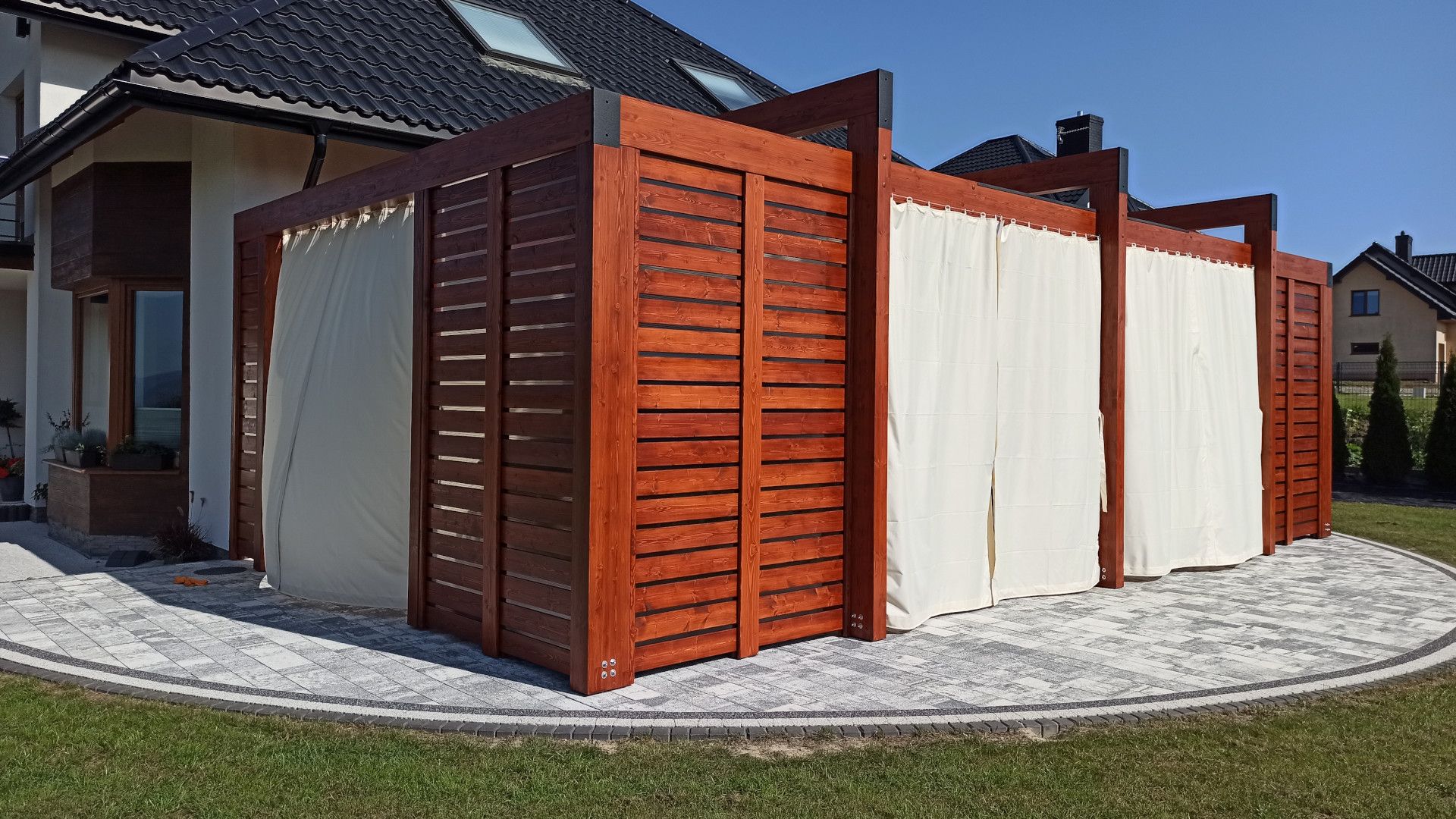 Drewniana pergola ogrodowa z zadaszeniem – realizacja Wenus Nowoczesna drewniana pergola ogrodowa z zadaszeniem i azurowymi sciankami – realizacja Wenus